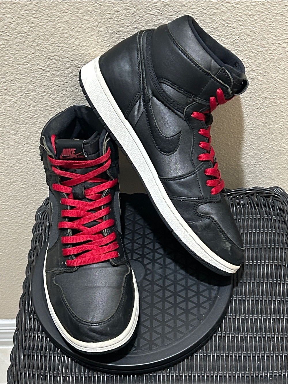 Jordan 1 Retro High Black Satin Gym Red 555088-060